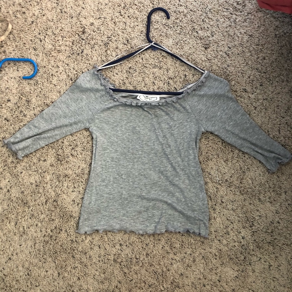 Off the shoulder frill quarter sleeve shirt